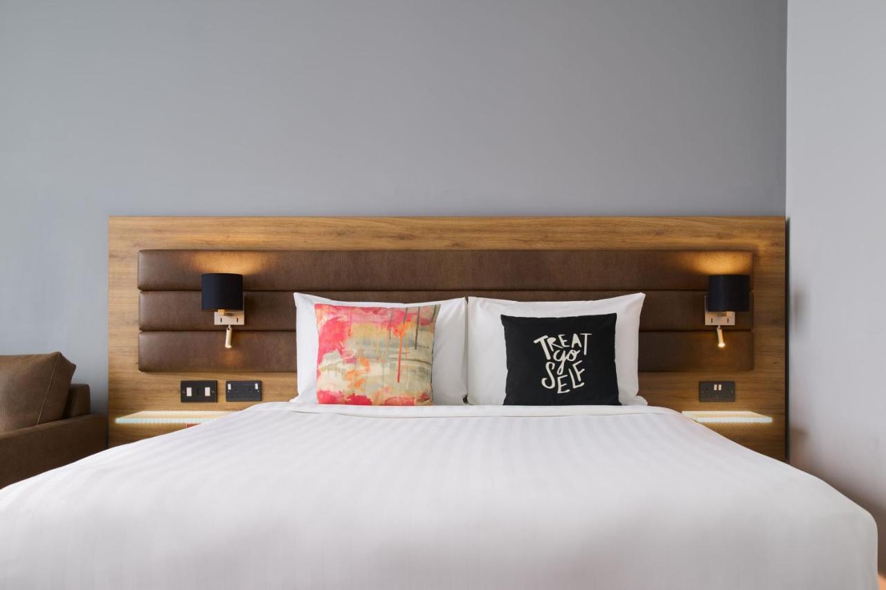 Zimmer Moxy Sleeper mit 1 Queensize-Bett und Sofa